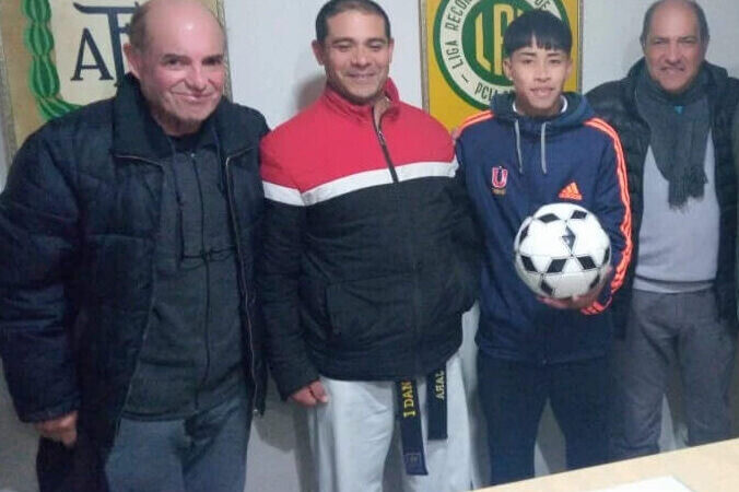 El jugador Ezequiel Ojeda fue reconocido por su magnífico gol