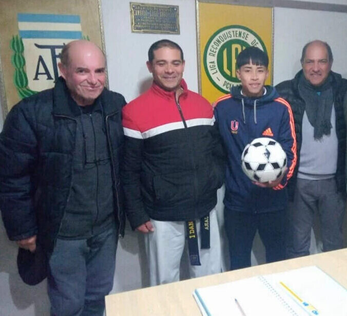 El jugador Ezequiel Ojeda fue reconocido por su magnífico gol