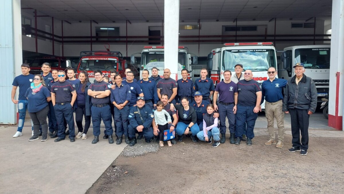 Los Bomberos de Avellaneda y Reconquista celebraron su día con una caravana