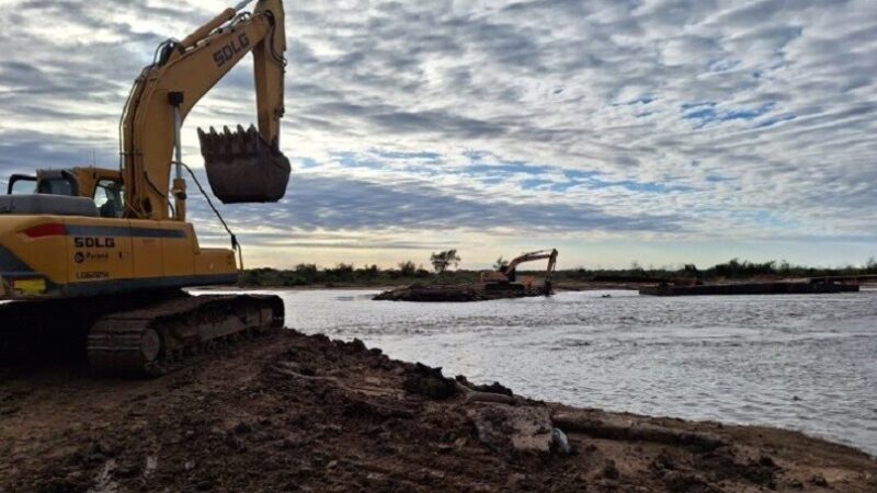 Reinstalan el puente flotante para cruzar el Paraná Miní