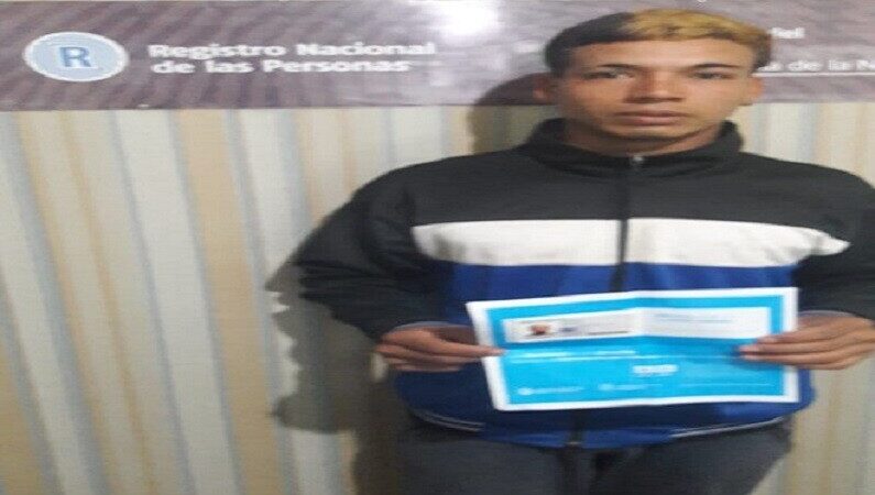 Joven de 20 años obtiene por primera vez su documento nacional