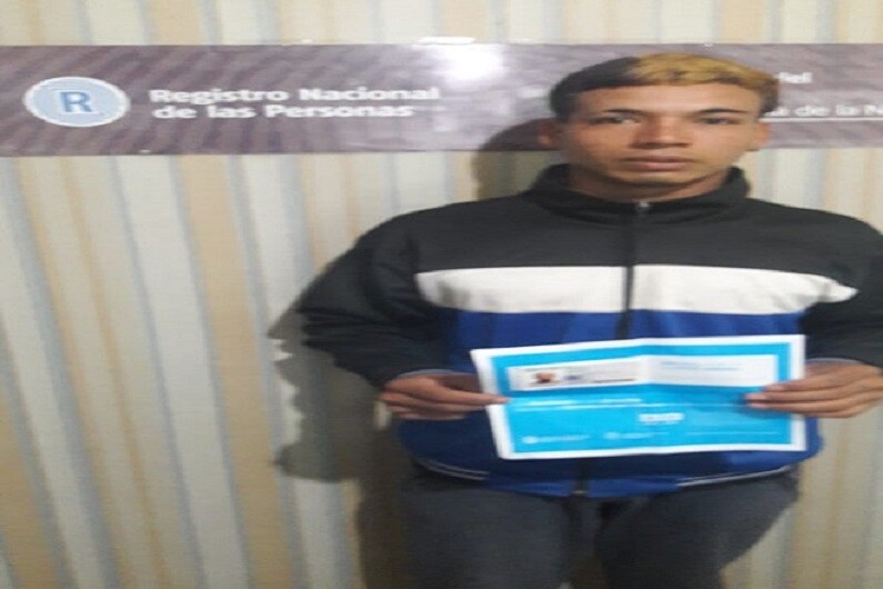 Joven de 20 años obtiene por primera vez su documento nacional