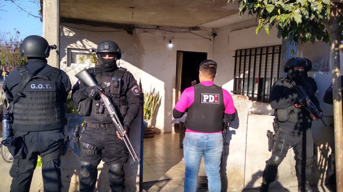 Entrega controlada, agente revelador y allanamientos por drogas en Rosario