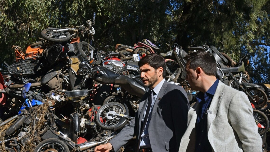 Pullaro: “Estamos terminando con la desidia que hizo que se acumularan autos abandonados”