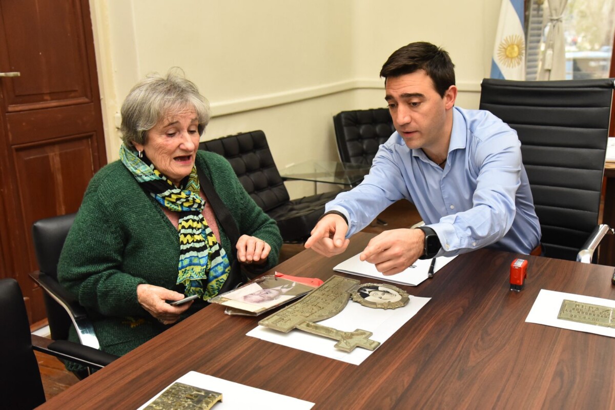Provincia devuelve placas de bronce que habían sido sustraídas de cementerios