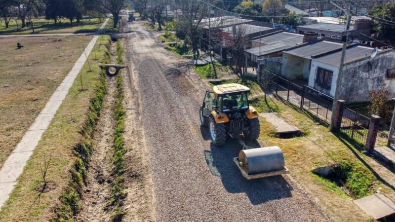 Romang: arreglan calles de tierra en Barrio Luján