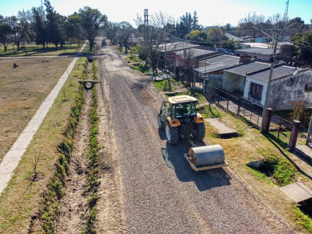 Romang: arreglan calles de tierra en Barrio Luján