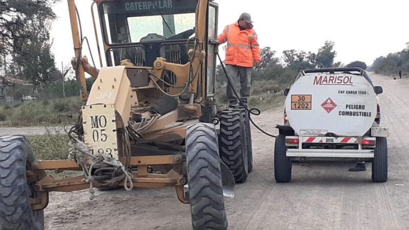 Trabajan en mantenimiento de caminos en el departamento Vera