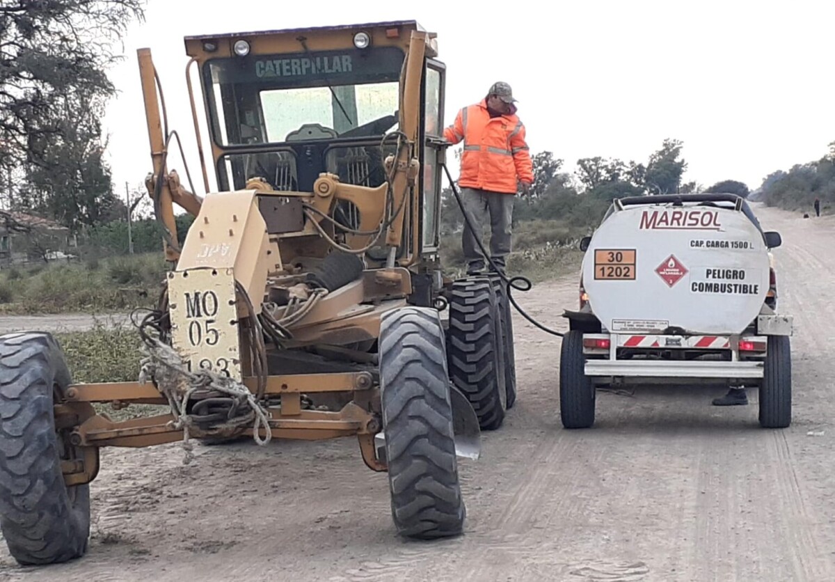 Trabajan en mantenimiento de caminos en el departamento Vera