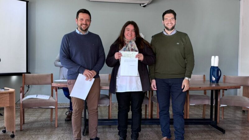 Avellaneda entregó fondos a escuelas urbanas y rurales