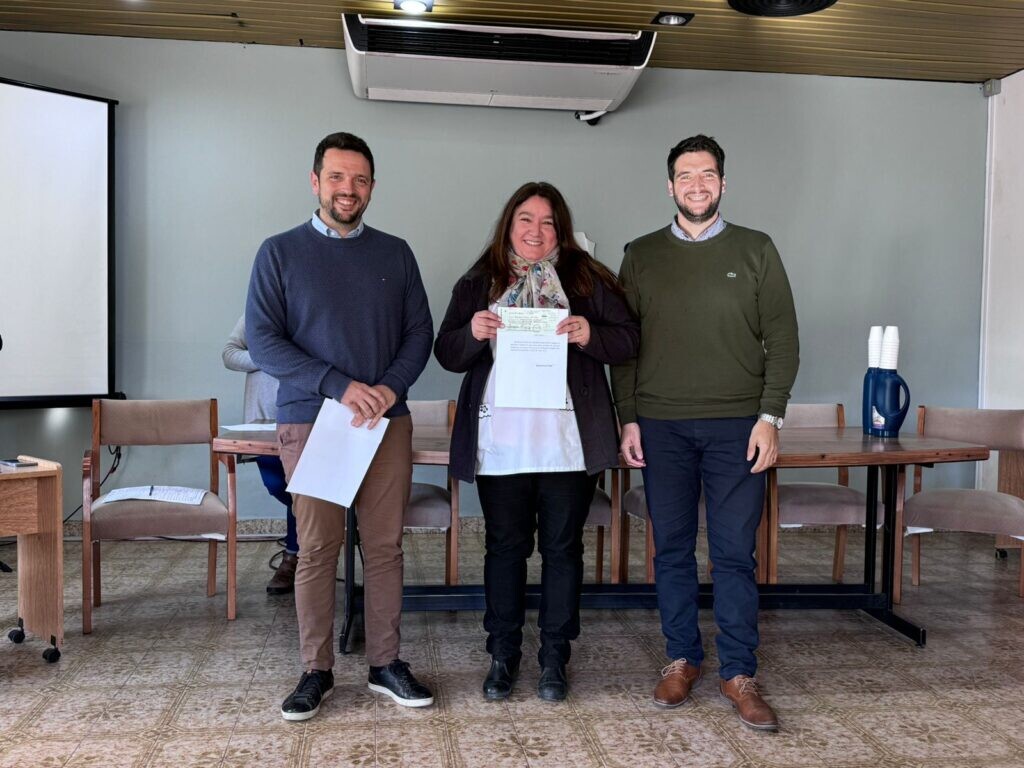 Avellaneda entregó fondos a escuelas urbanas y rurales