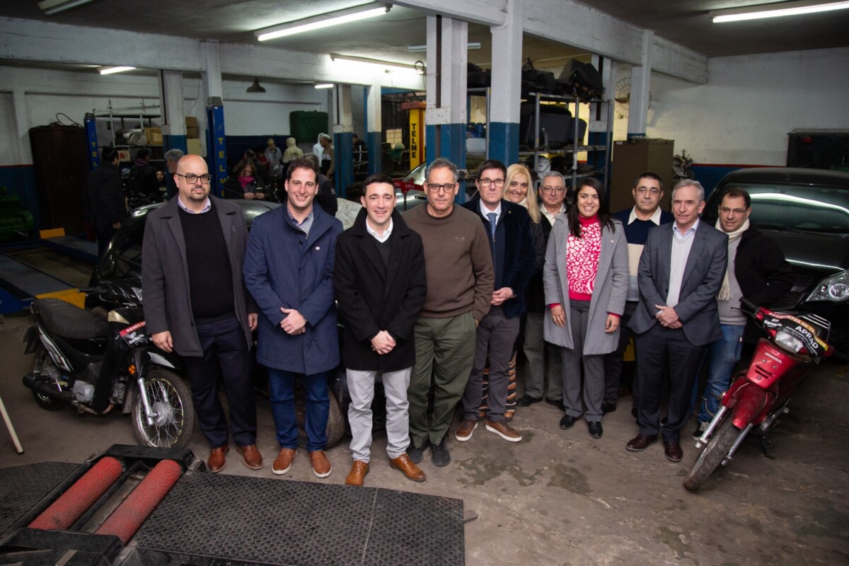 Provincia donó a la Escuela Técnica 288 de Rosario un automóvil y dos motos