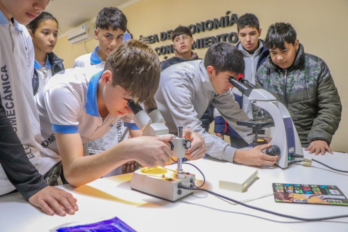 Alumnos de la Escuela Industrial de Avellaneda visitaron la Estación de Fauna en Reconquista