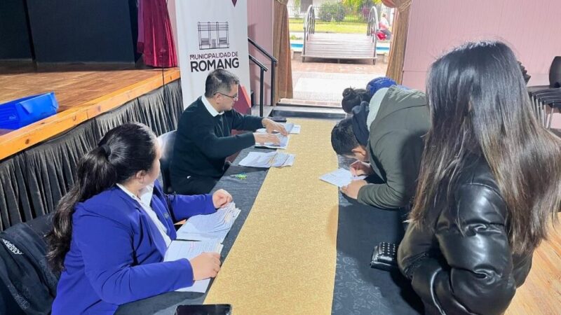 Romang entrega becas a estudiantes universitarios