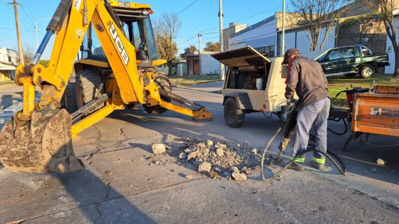 Avellaneda: Bacheo en Calle 21 causa interrupción del tránsito