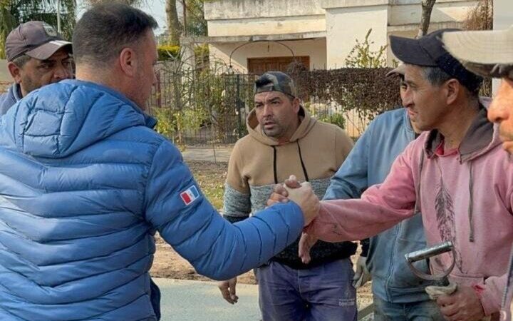 Avanzan el pavimento en Tostado con ayuda de la provincia