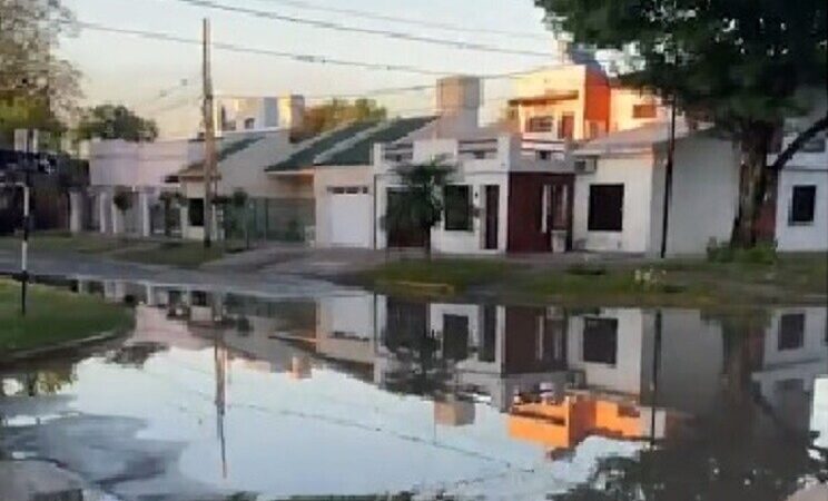 Avellaneda: calles inundadas por rotura de caño y colapso de desagüe
