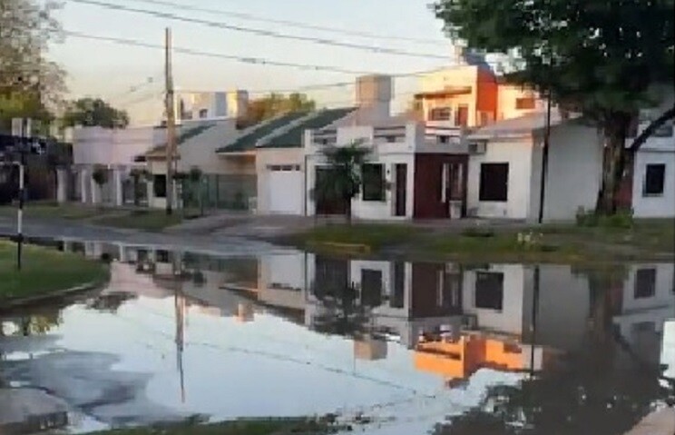 Avellaneda: calles inundadas por rotura de caño y colapso de desagüe