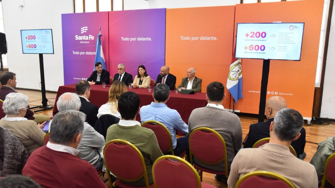 «Santa Fe busca reducir costos en compras al integrar empresas privadas con el sector público»