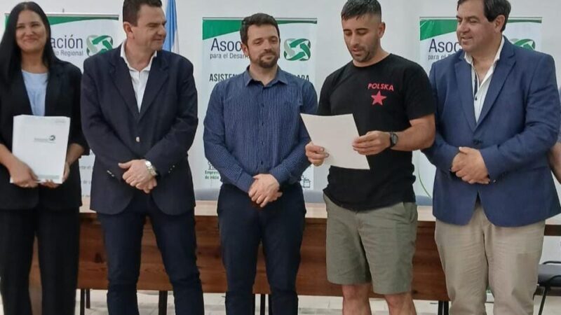 Vallejos participó de la entrega de créditos para potenciar la producción regional
