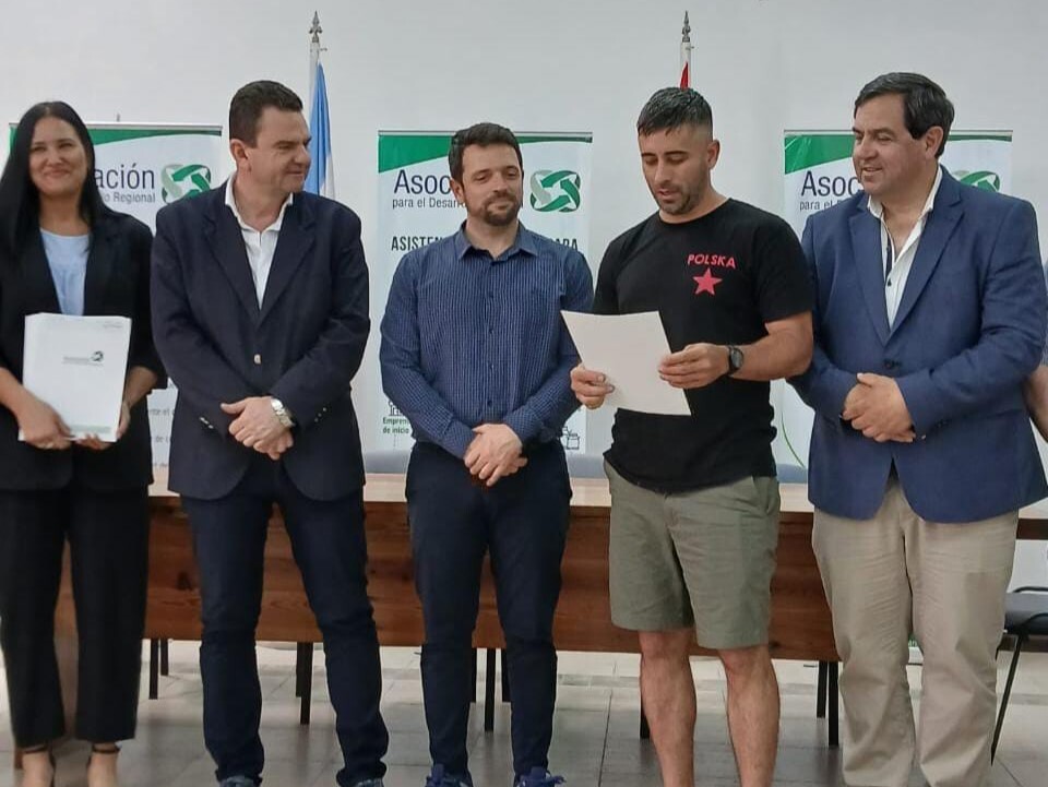 Vallejos participó de la entrega de créditos para potenciar la producción regional