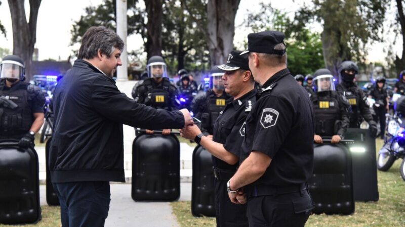 Cococcioni entregó móviles policiales y equipos antidisturbios en Rosario