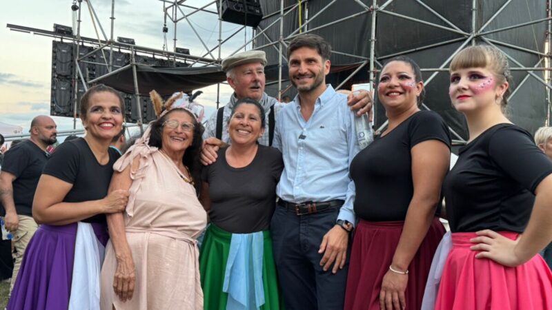 Pullaro participó de la Fiesta Pyme en Las Parejas y firmó convenio para la electrificación del Área Industrial