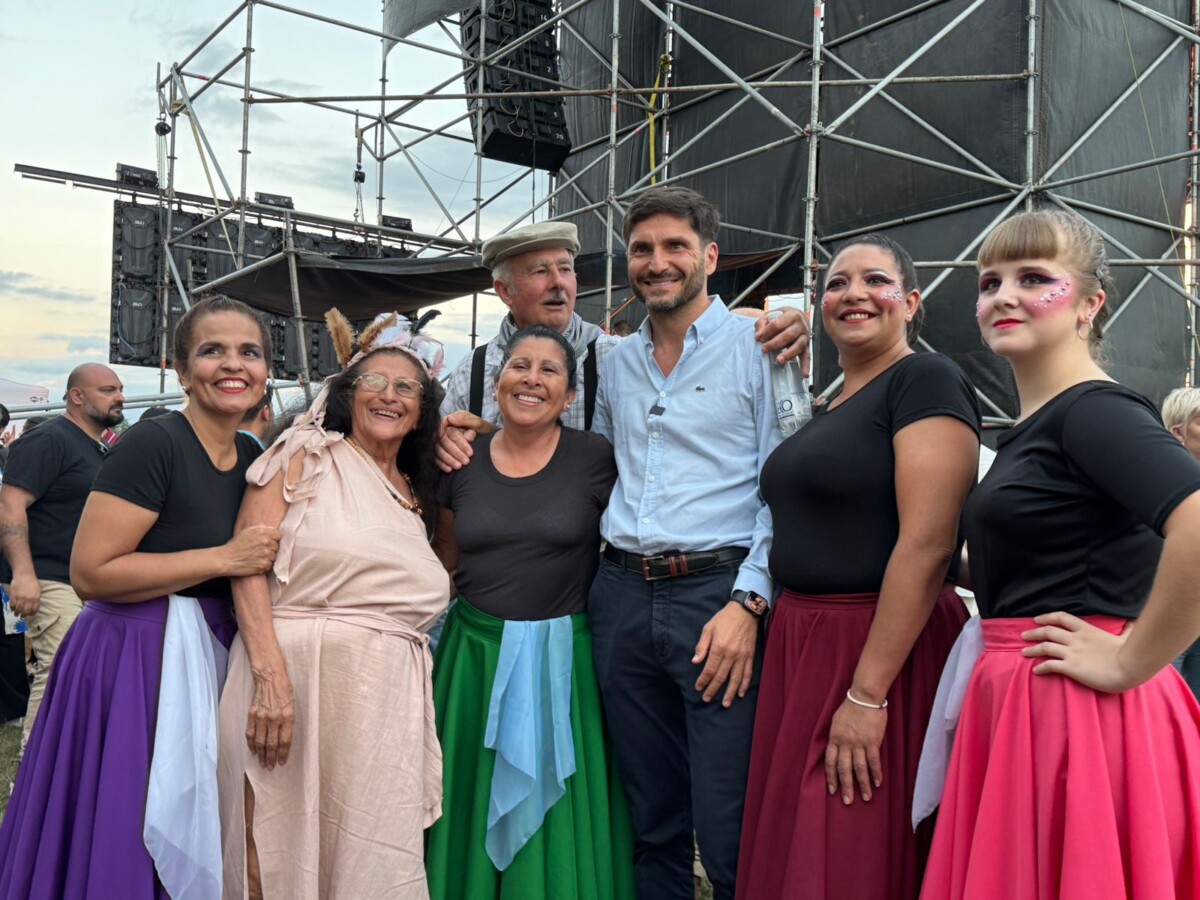 Pullaro participó de la Fiesta Pyme en Las Parejas y firmó convenio para la electrificación del Área Industrial