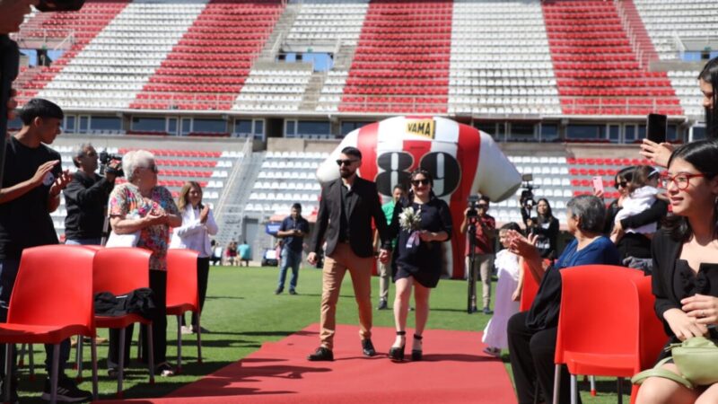 Hinchas de Unión dieron el sí en el césped del 15 de Abril