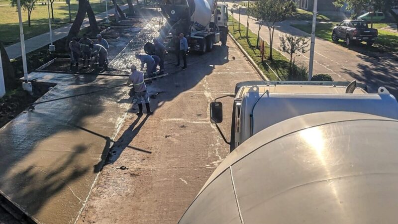 Retoman trabajos de pavimentación en dársenas de Bv. Lovato en Reconquista
