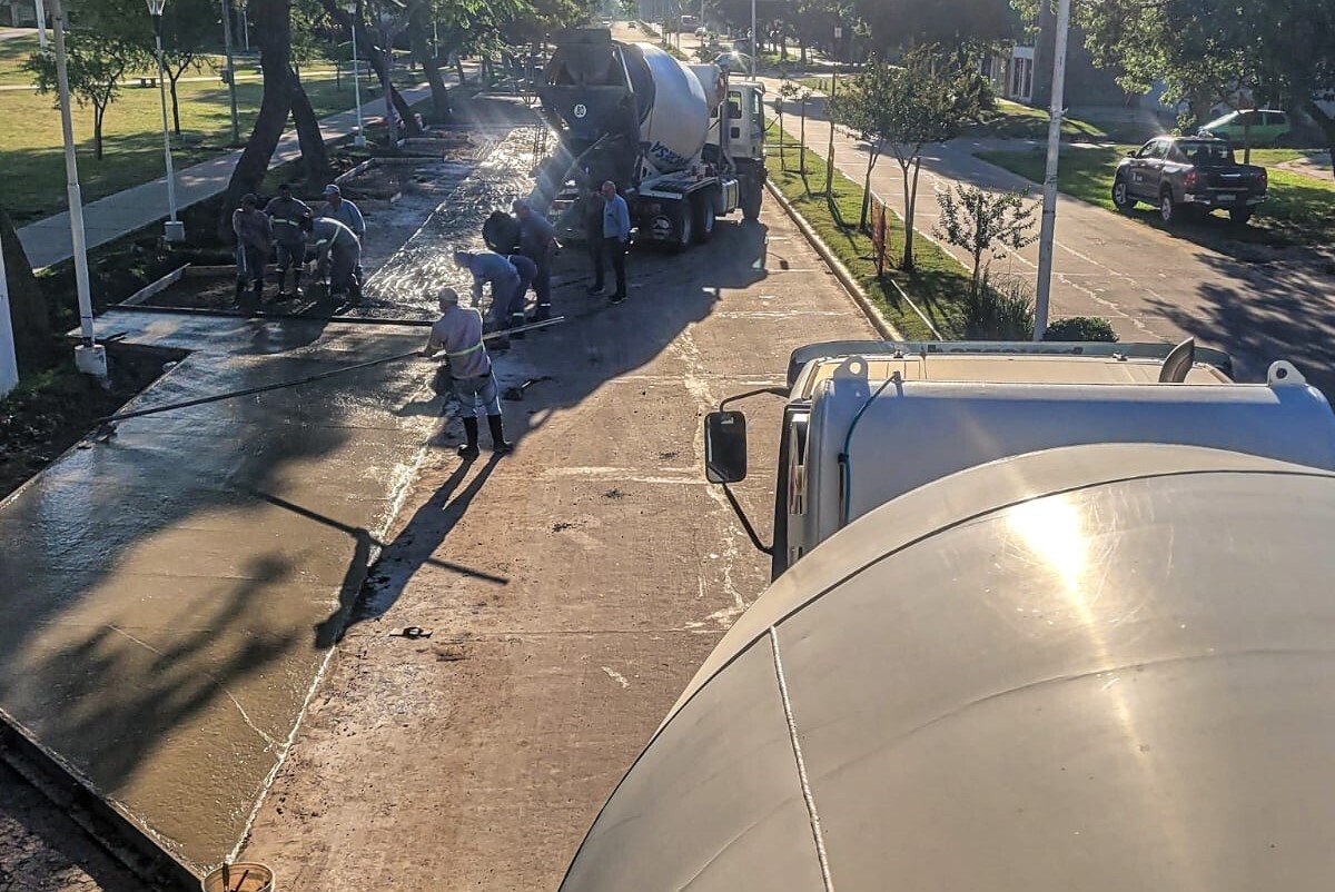Retoman trabajos de pavimentación en dársenas de Bv. Lovato en Reconquista