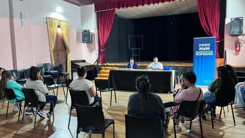 Romang: entrega de becas municipales a estudiantes universitarios