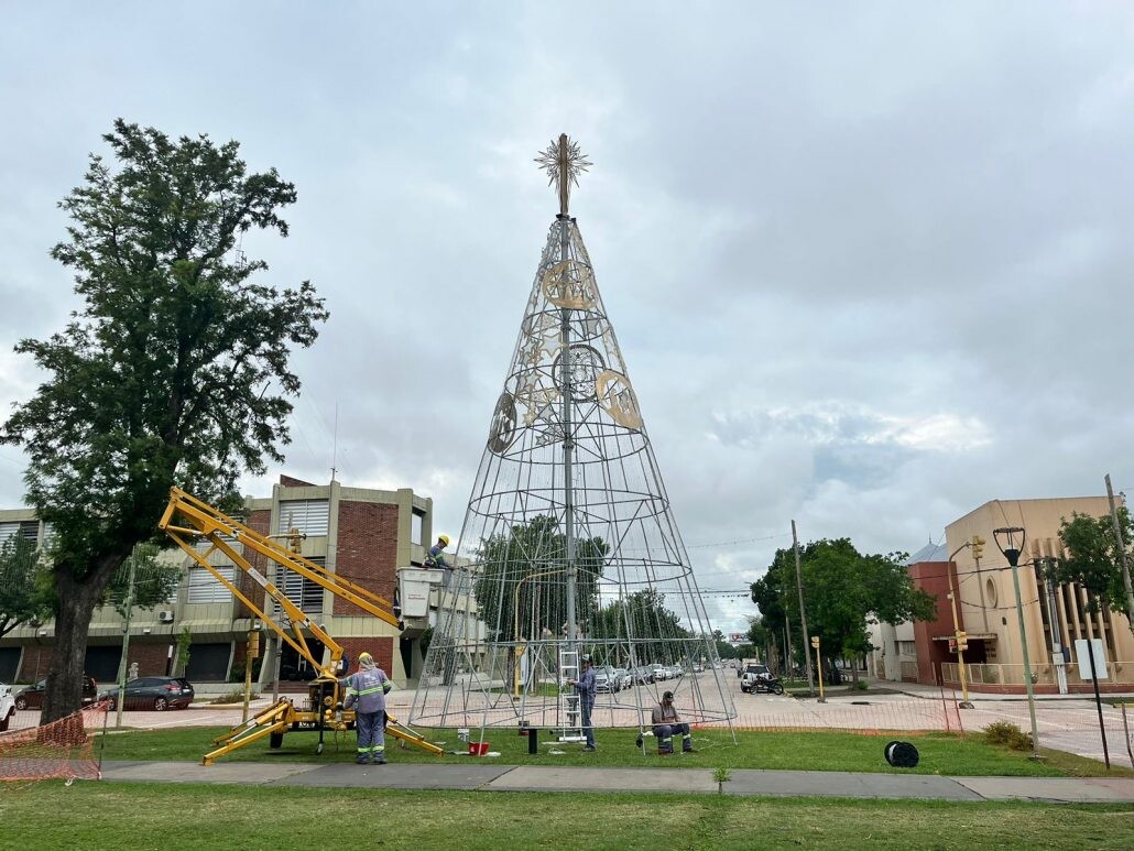 Avellaneda renueva su Árbol de Navidad con un mensaje familiar