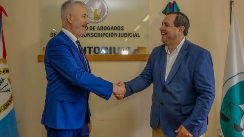 Vallejos participó del acto de cambio de autoridades del Colegio de Abogados