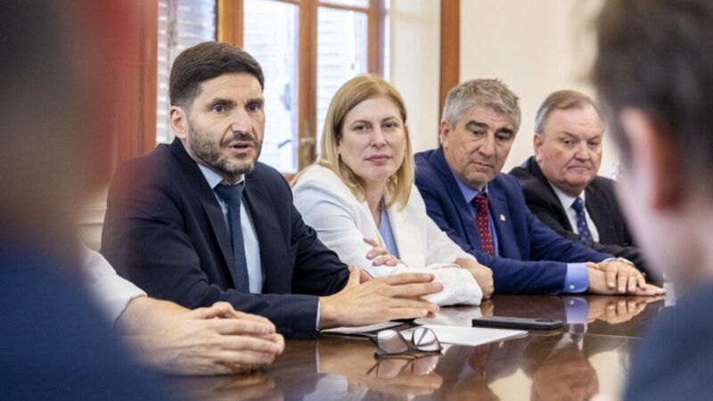 Pullaro recibió de legisladores la ley de necesidad de la Reforma Constitucional