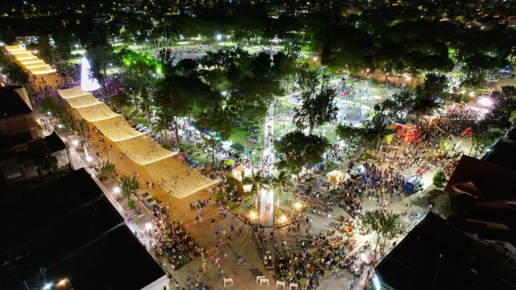 Tradicional encendido del árbol de navidad en Avellaneda