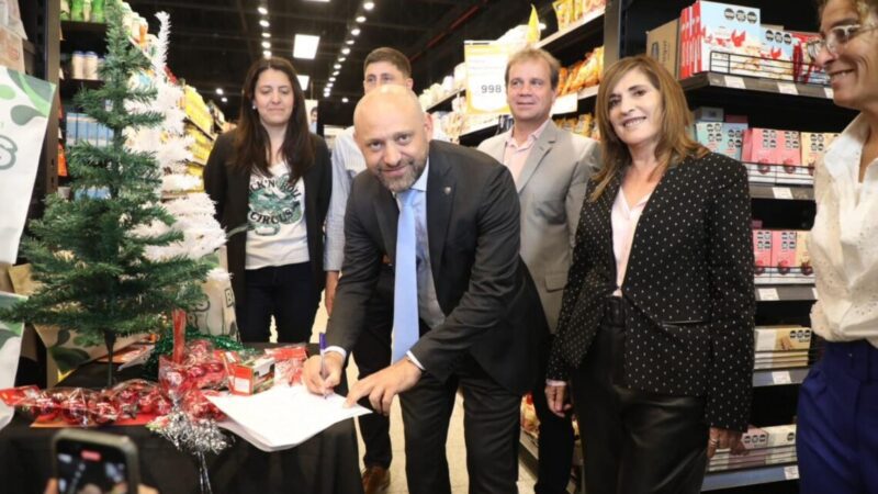 Presentan canasta con productos a precios promocionales para navidad