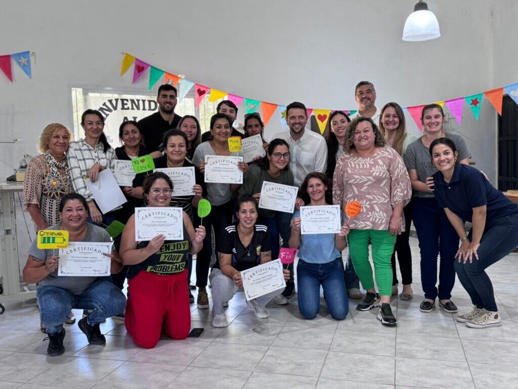 Avellaneda: finalizó con éxito el curso de Corte y Confección Industrial