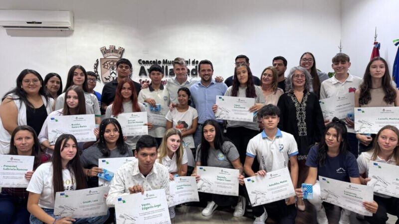 Reconocen a los mejores promedios de escuelas secundarias de Avellaneda