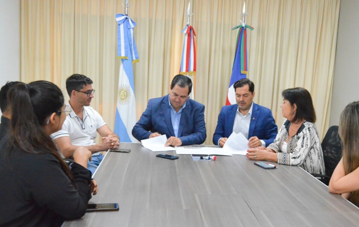 Firman convenio para renovar centros de atención a la Niñez y familia