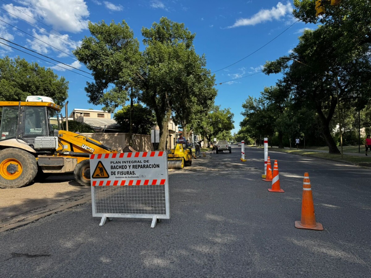 Avellaneda realiza trabajos de bacheo en Calle 13 y Av. Circunvalación