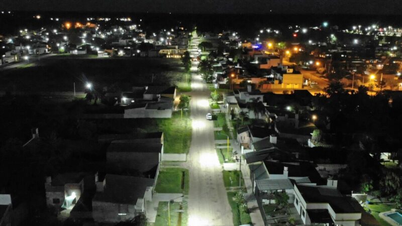 Inauguran nueva obra de alumbrado público en calle Salta