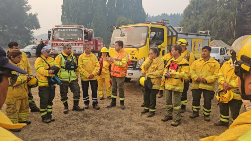 Intenso trabajo de brigadistas santafesinos en el combate de incendios en la Patagonia