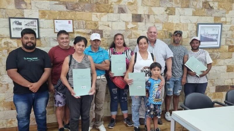 Entrega de escrituras a familias de Paraje El Gusano