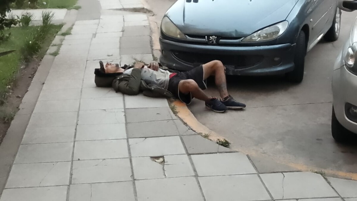 Un delincuente se quedó dormido tras robar varios vehículos de Barrio Pucará