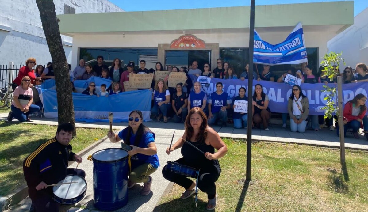 Abrazo solidario a la Escuela Especial 2115 en Avellaneda