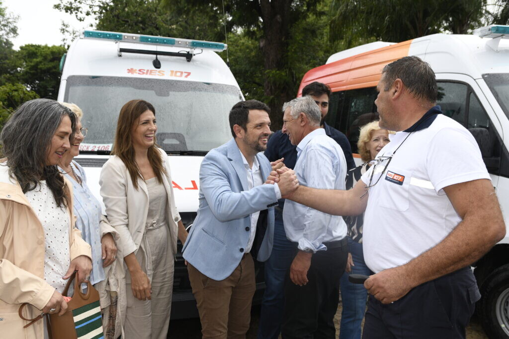 Entregaron ambulancias y minibuses 0KM para los Departamentos General Obligado y Vera