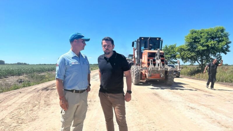El ministro Lisandro Enrico recorrió la obra del acceso pavimentado a Moussy