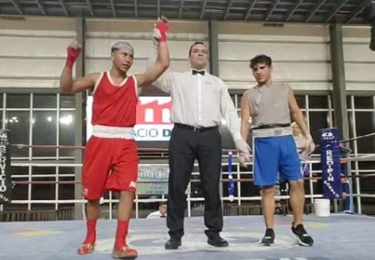 Boxeo Aficionado con escenario en el club Ferrocarril de Vera