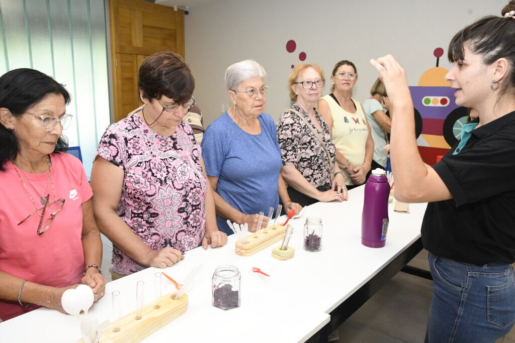 Adultos mayores exploran el Centro de Innovación de Avellaneda
